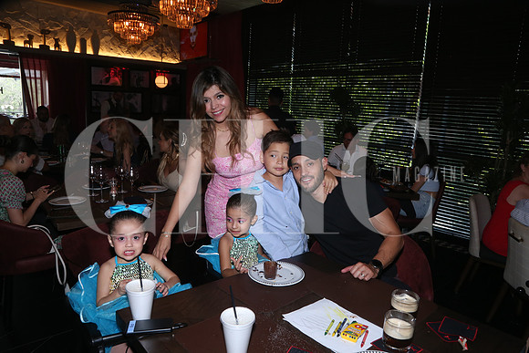 Barby Flores, Andy Flores, Ale Gómez, Iñigo Flores e Iñigo Flores 0