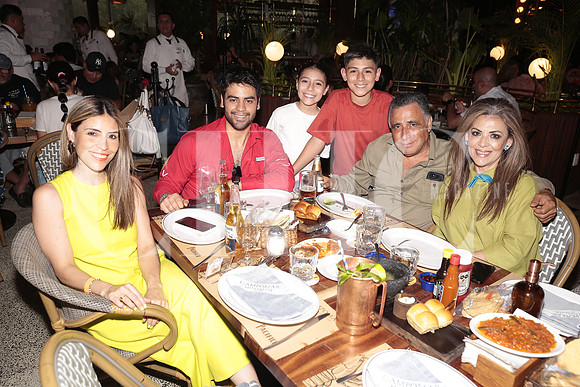 Melissa Robledo, Daniel Robledo, Ana Melissa Garcia, Jesus Mateo Garcia, Myrna Rodriguez y Anastacio Robledo 3