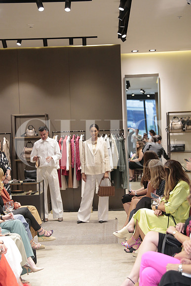 Modelos de Rafa Zuñiga vistiendo Max Mara 105