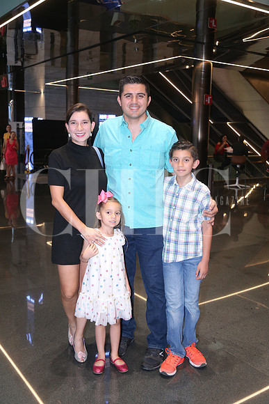 Adriana Hernández, Alberto Leal, Catalina Leal y Alberto Leal