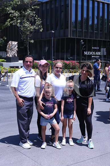 Miguel Valdés, Claudia Valdés, Luly Guraneros, Paty Valdés, Sofia Valdés y Michelle Valdés