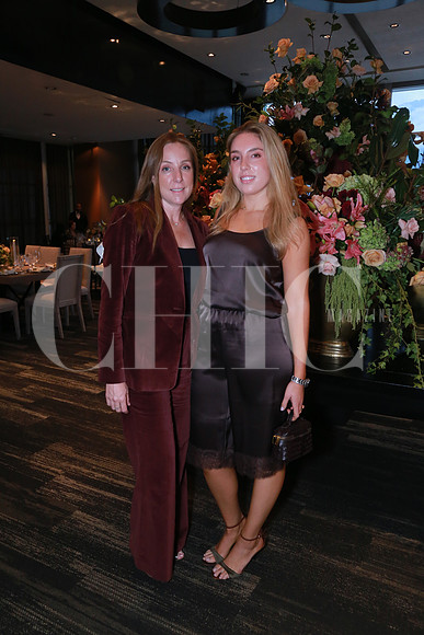 Lindsay Dewey de Mendel y Andrea Mendel