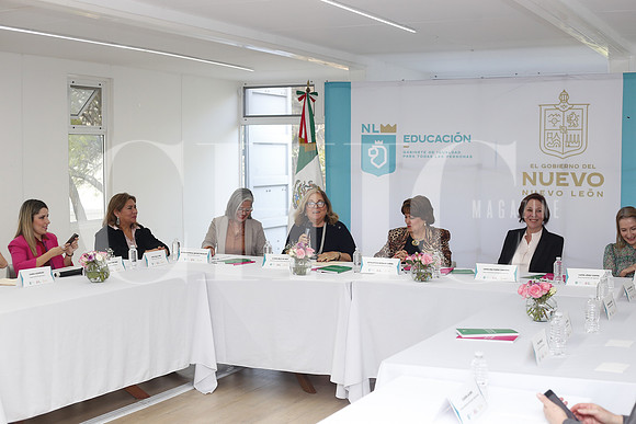 Entrega libros Paseo de la mujer 3