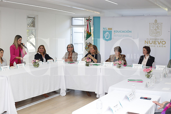 Entrega libros Paseo de la mujer 1