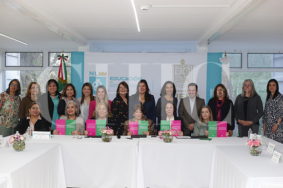 Entrega libros Paseo de la mujer 20