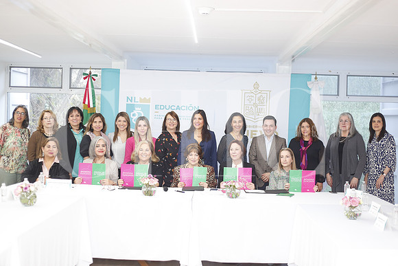 Entrega libros Paseo de la mujer 22