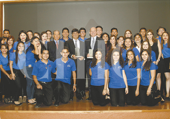Javier Prieto, Hernan Zambrano y Cesar Montemayor Zambrano con los jovenes de SELIDER