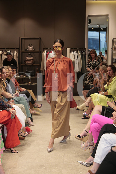 Modelos de Rafa Zuñiga vistiendo Max Mara 64