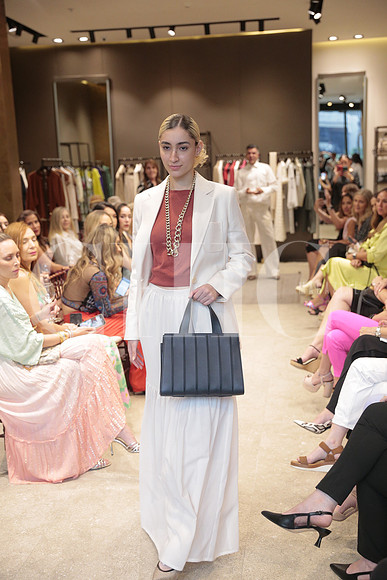 Modelos de Rafa Zuñiga vistiendo Max Mara 100