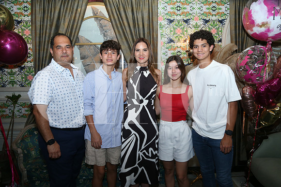 Sergio Martínez, Andrés Martínez, Rosina Arizpe, Regina Martínez y Sergio Martínez 0