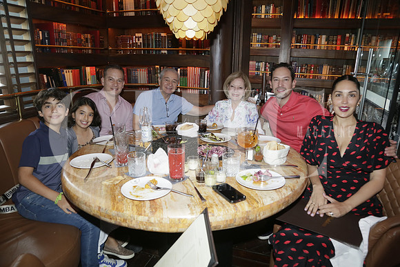 (rest Madalena) Patricio Velez, Pia Velez, Juan Carlo Velez, Juan Velez, Magda Lamas de Velez, Eduardo Vele y Gabriela Sánchez (2)