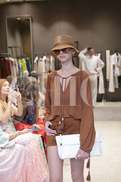 Modelos de Rafa Zuñiga vistiendo Max Mara 121