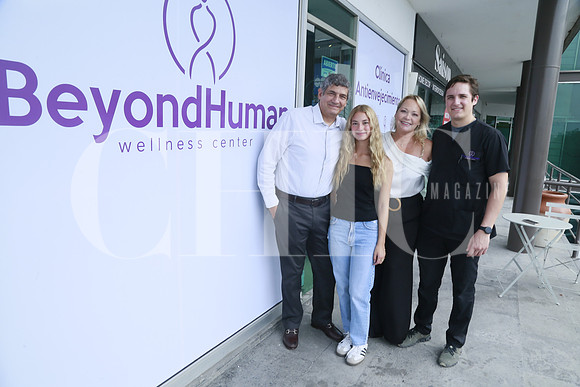 Raúl Miramontes, Camila Miramontes, Luly Rodríguez de MIramontes y Raúl Miramontes