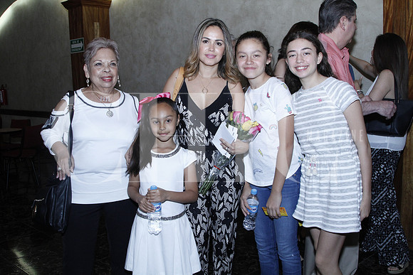 Maruca Medrano, Maria Medrano, Catalina Medrano, Lola Onofre y Regina Montemayor