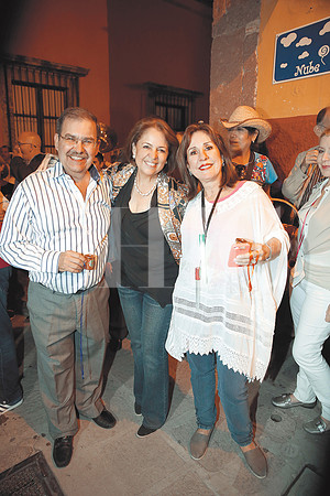César Rendón, Graciela García de Rendón y Mirthala Treviño de Canavati (papas de los novios)