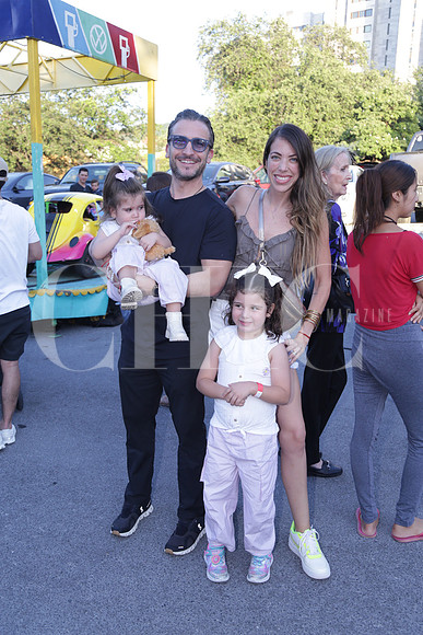 Carlos Berard, Erika Arcaute de Berard, Charlotte Berard y Anika Berard 0