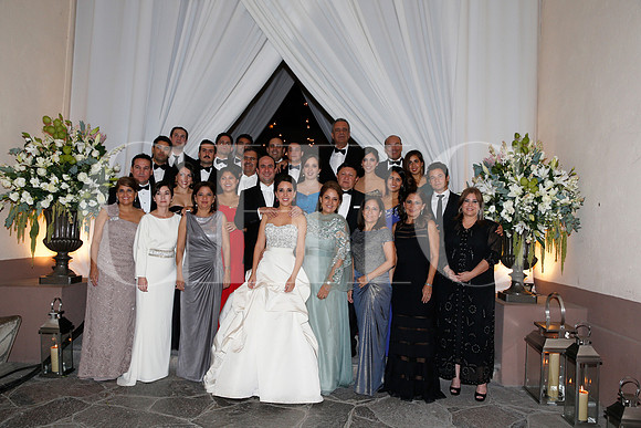 Los novios con familiares de la familia Rendón García