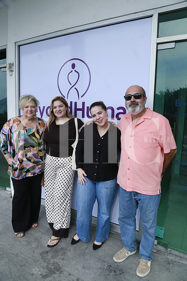 Margo Iga, Daniela Iga, Andrea Iga y Carlos Iga (3)