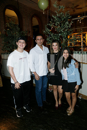 Guadalupe de León, Antonio de León, Karina Escamilla y Dana Camila de León (2)