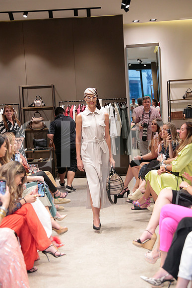 Modelos de Rafa Zuñiga vistiendo Max Mara 129