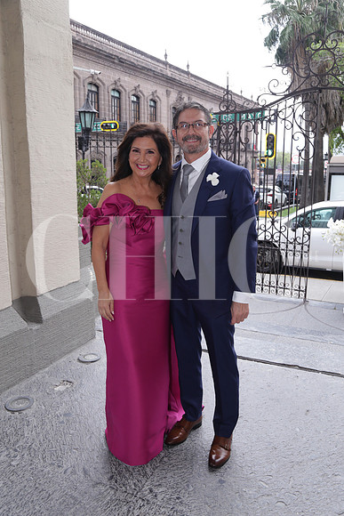 Guadalupe Ramos Villarreal y José Manuel Díaz ( Papás Novia) 0