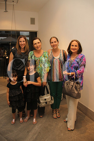 Yolanda González de Lugo, Vanessa Lugo, Alana Lugo, María Del Roble González, Rosario de Chacón y Rosario González de Ríos