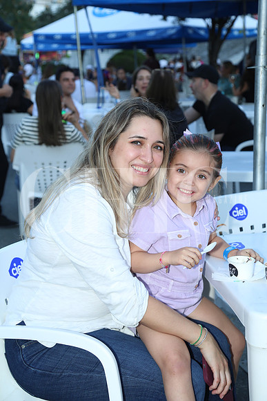 Karen Arizpe y Alana Sherwell1