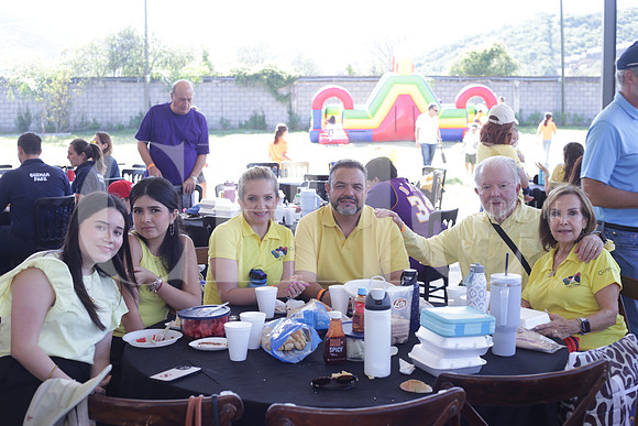 Sofia Hernández, Ana Lorena Peña, Elva Chapa, Daniel Cano, Felipe Chapa y Elva Guevara