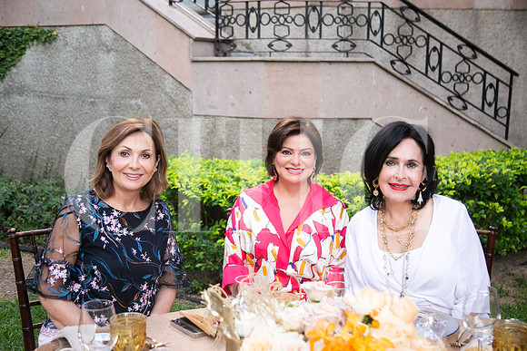 Maritere de González, Valeria Robledo y Margarita Berchelman_