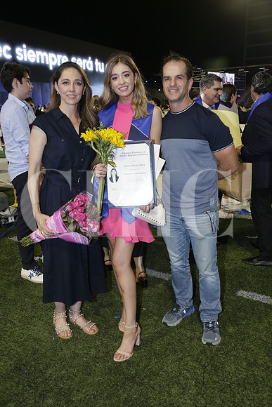 Laura Flores, Mariana Charvel y Anuar Charvel (3)