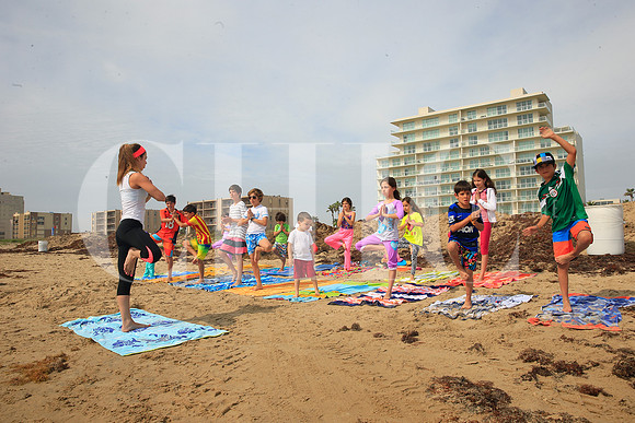 Gaby Garza Lagüera impartiendo clases de Yoga a los más pequeños (9)
