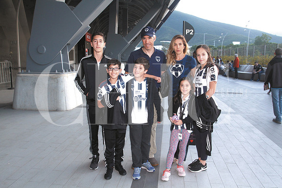 Rafael Salda§a, Adrian Elizondo, Michelle Clariond de Elizondo, Michelle Elizondo, Gabriel Salda§a, Adrian Elizondo y Balbina Elizondo,