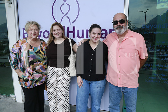 Margo Iga, Daniela Iga, Andrea Iga y Carlos Iga