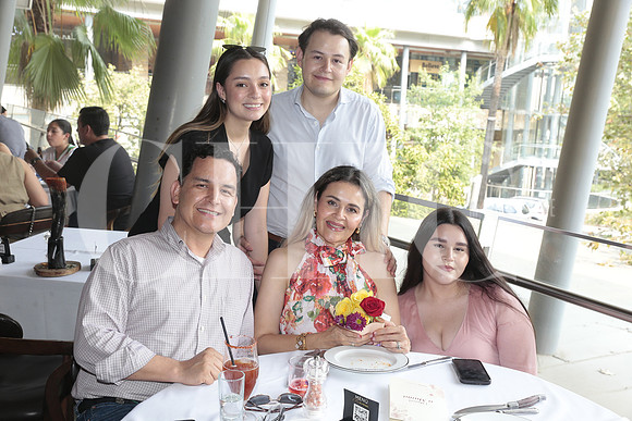 Jose Valenzuela, Elizabeth Jaime, José Valenzuela,  Ana Karen Quiñones e Isabella Valenzuela 4