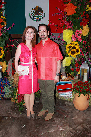 Bertha de Garza y Rafael Garzaa