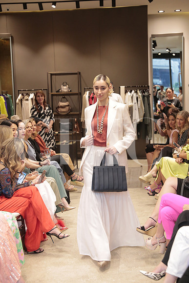 Modelos de Rafa Zuñiga vistiendo Max Mara 98