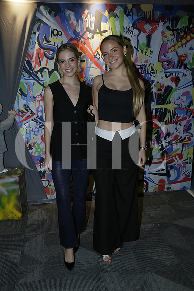 Regina Burs y Paulina Burs (2)