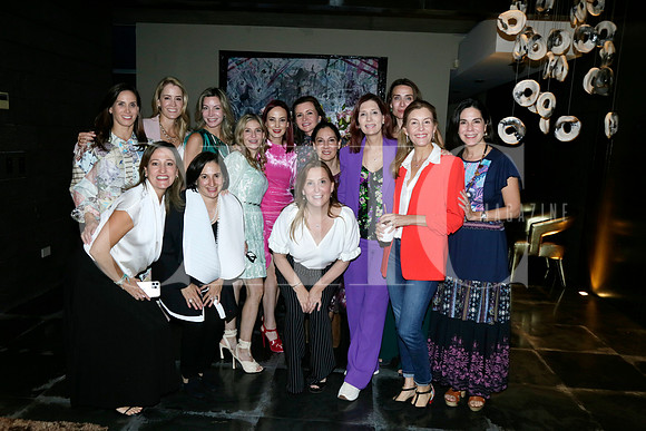 Mony García de moyeda y amigas