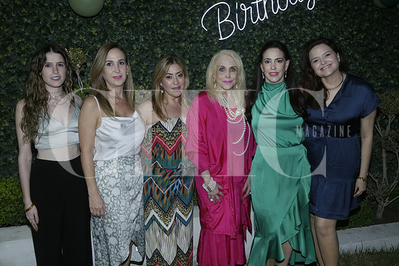 Andrea Cueva, Vilma Salas de Guzmán, Jessica Salas, Tey González de Salas, Tey Salas y Viri Medrano de Salas,