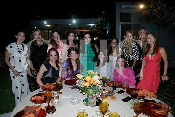 Tey Salas y Amigas
