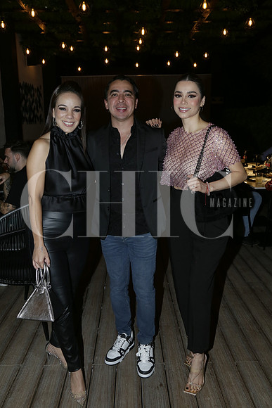Deborah Estrella, Jean Michel y Pamela Longoria