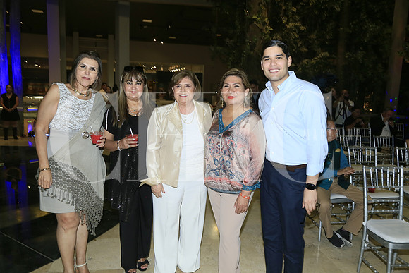 Myrna García, Araceli W. Ching, Cristina González Parás, Laura Paula López y Fabrizio González