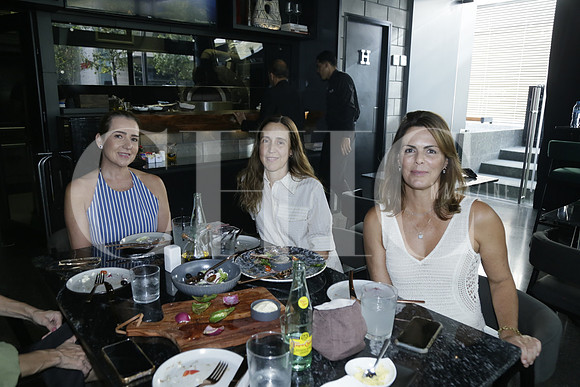 Karla Ferrigno y Mayeya Canales y Rosa María Oliver de Blanco