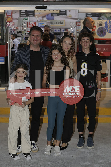 Adrián Bichara, Magda Kalifa, Adrián Bichara, Romina Bichara y Alana Bichara 2