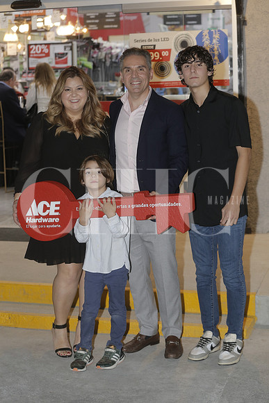 Susy Garza Laguera, Miguel Bichara, Dario Bichara y Daniel Bichara 4