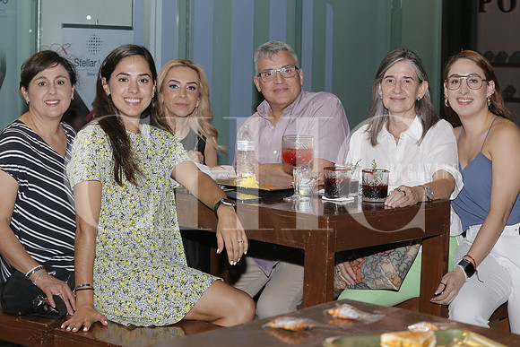 Nancy Carrera, Carolina Carrera, Nora Quirino, Jorge Gonzalez, Irene Carrera y Catalina Carrera 2