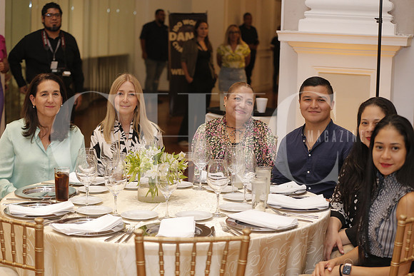 Gabriela Carrera, Balbina Herrera, Dora Flores, Rafael Salazar, Mónica de Echeverria  y  Andrea Gonzalez  1