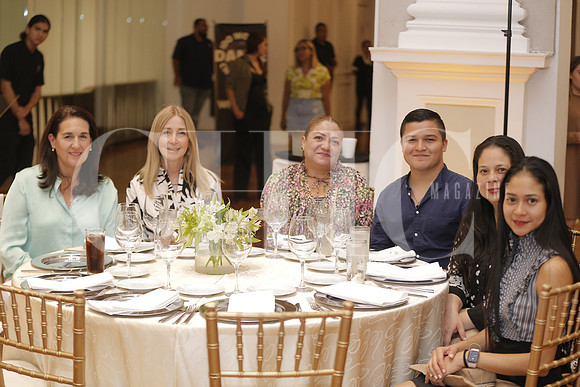 Gabriela Carrera, Balbina Herrera, Dora Flores, Rafael Salazar, Mónica de Echeverria  y  Andrea Gonzalez  3