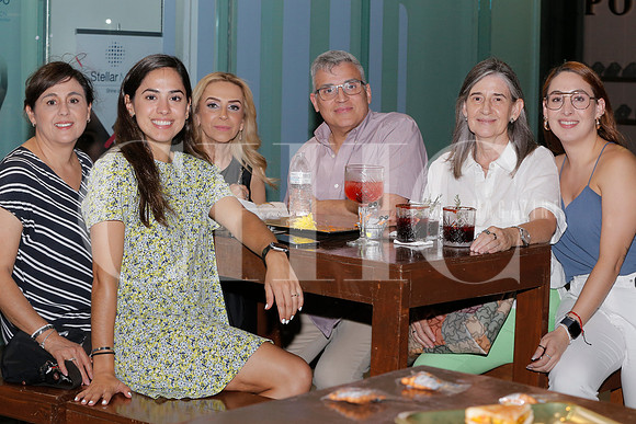 Nancy Carrera, Carolina Carrera, Nora Quirino, Jorge Gonzalez, Irene Carrera y Catalina Carrera 2