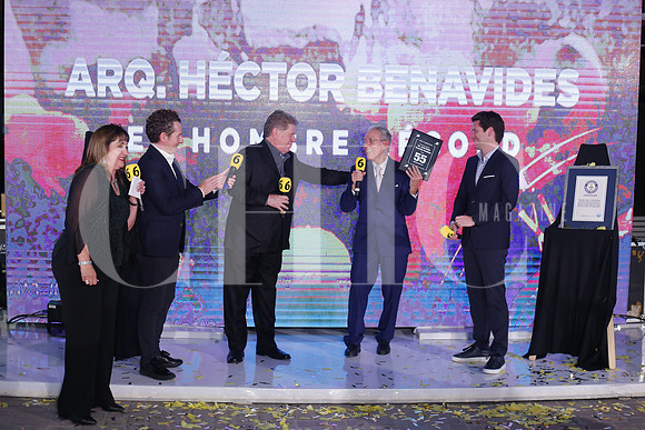 Entrega reconocimiento 55 años 25